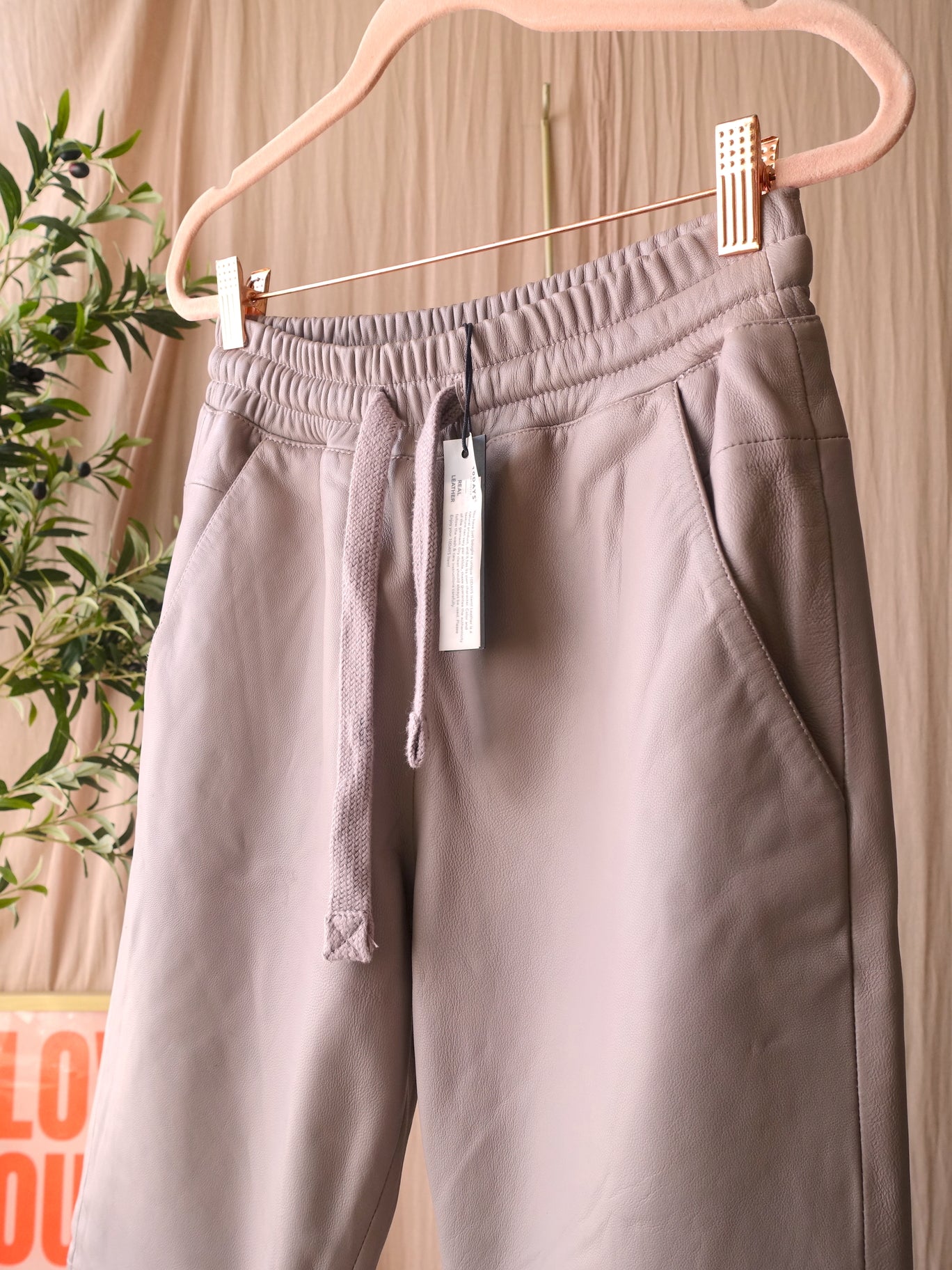10DAYS leather statement jogger mauve