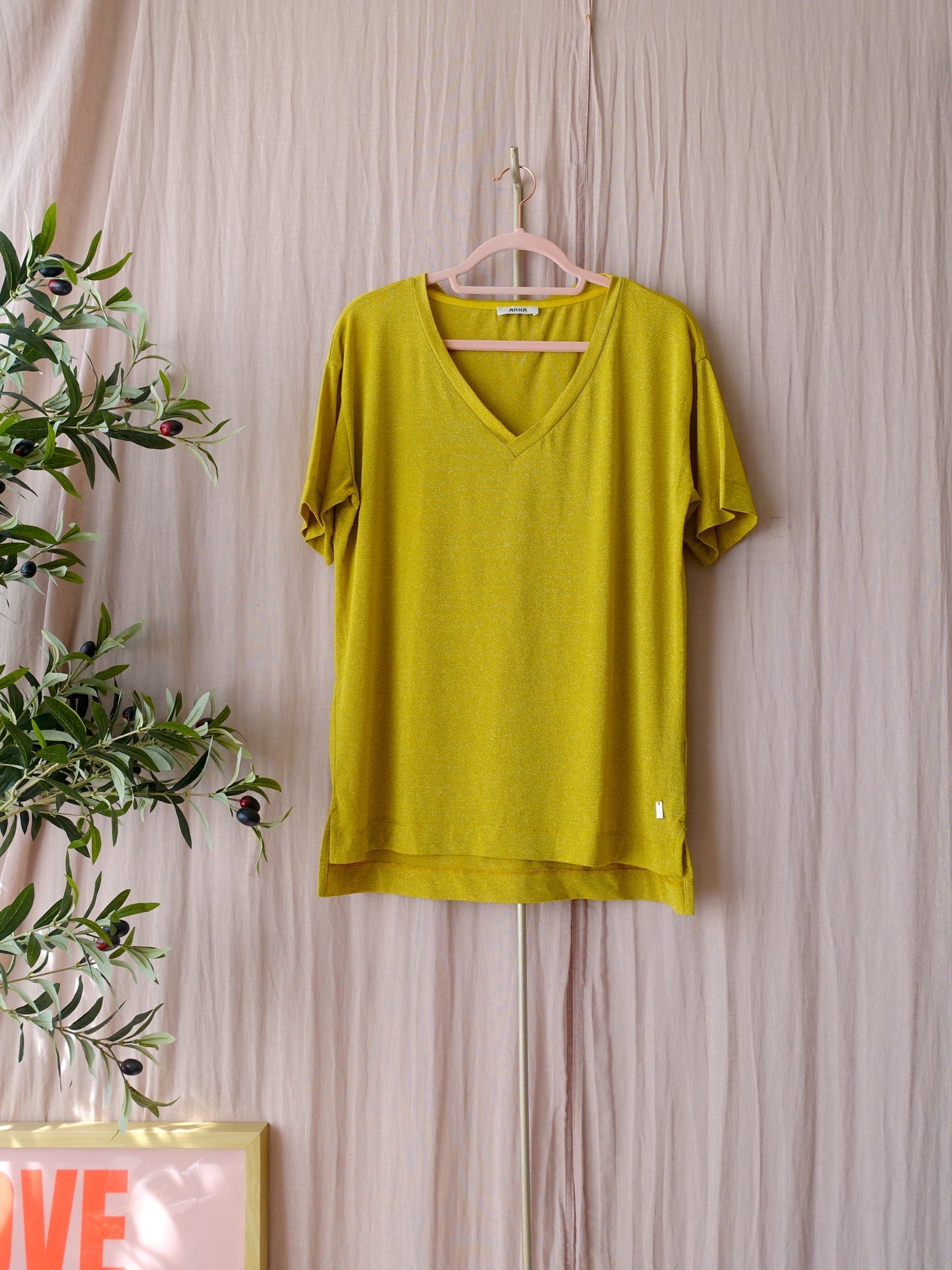 Anna van Toor v-neck lurex tee ochre