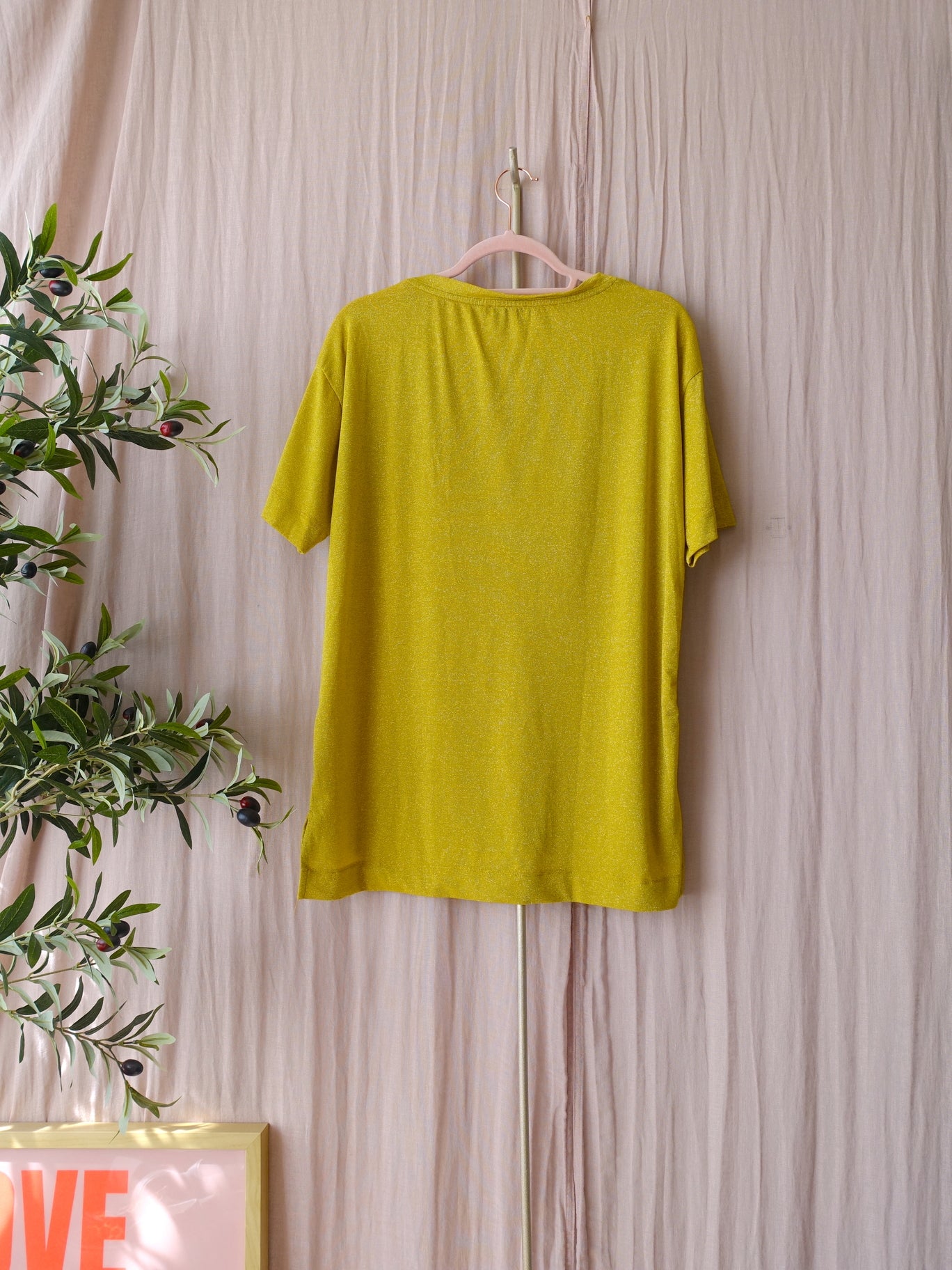 Anna van Toor v-neck lurex tee ochre