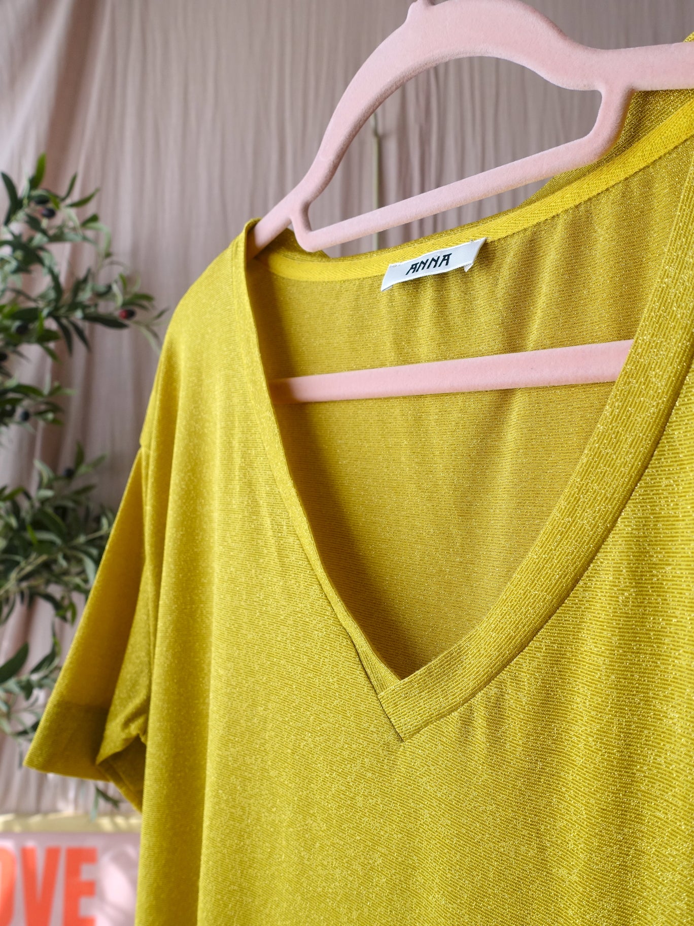Anna van Toor v-neck lurex tee ochre