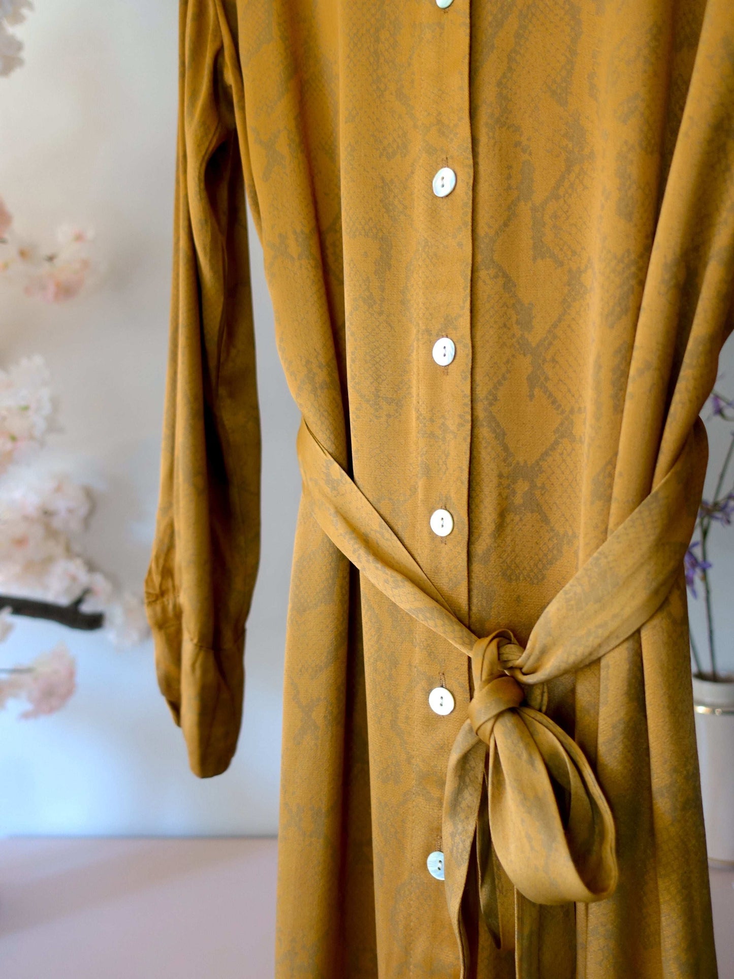 Aaiko satin maxi jurk golden caramel