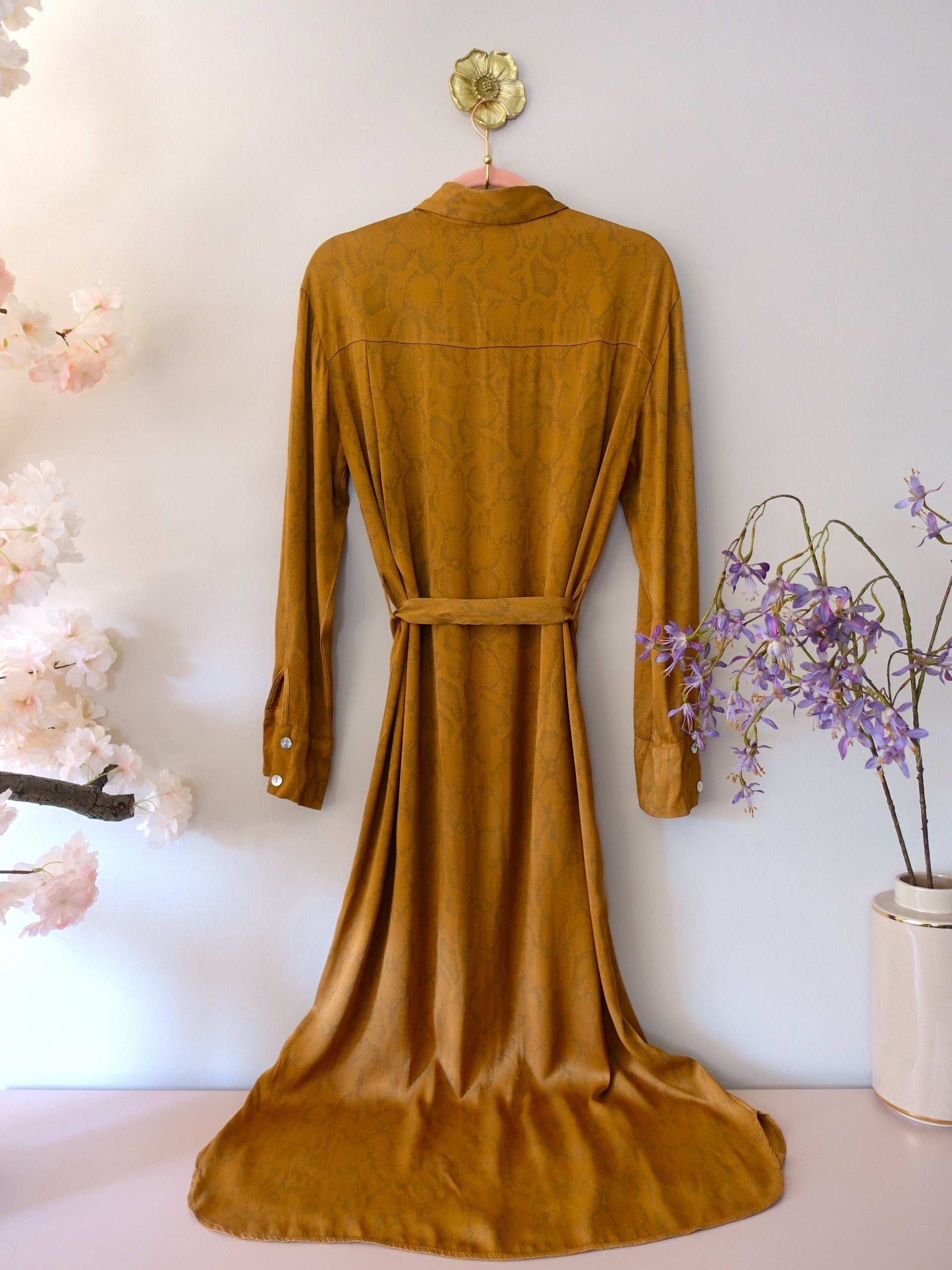 Aaiko satin maxi jurk golden caramel