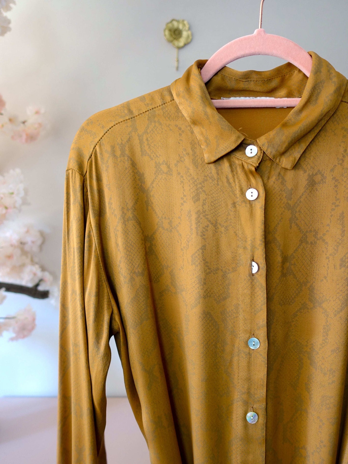 Aaiko satin maxi jurk golden caramel