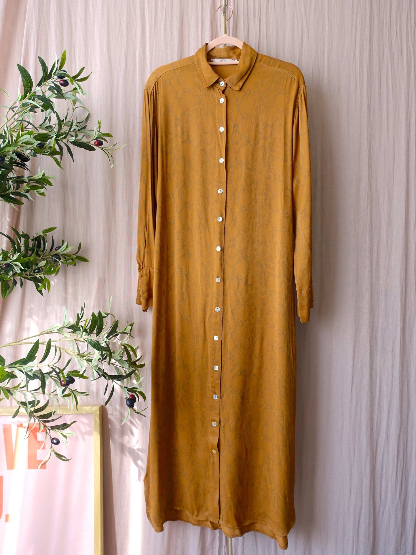 Aaiko satin maxi jurk golden caramel