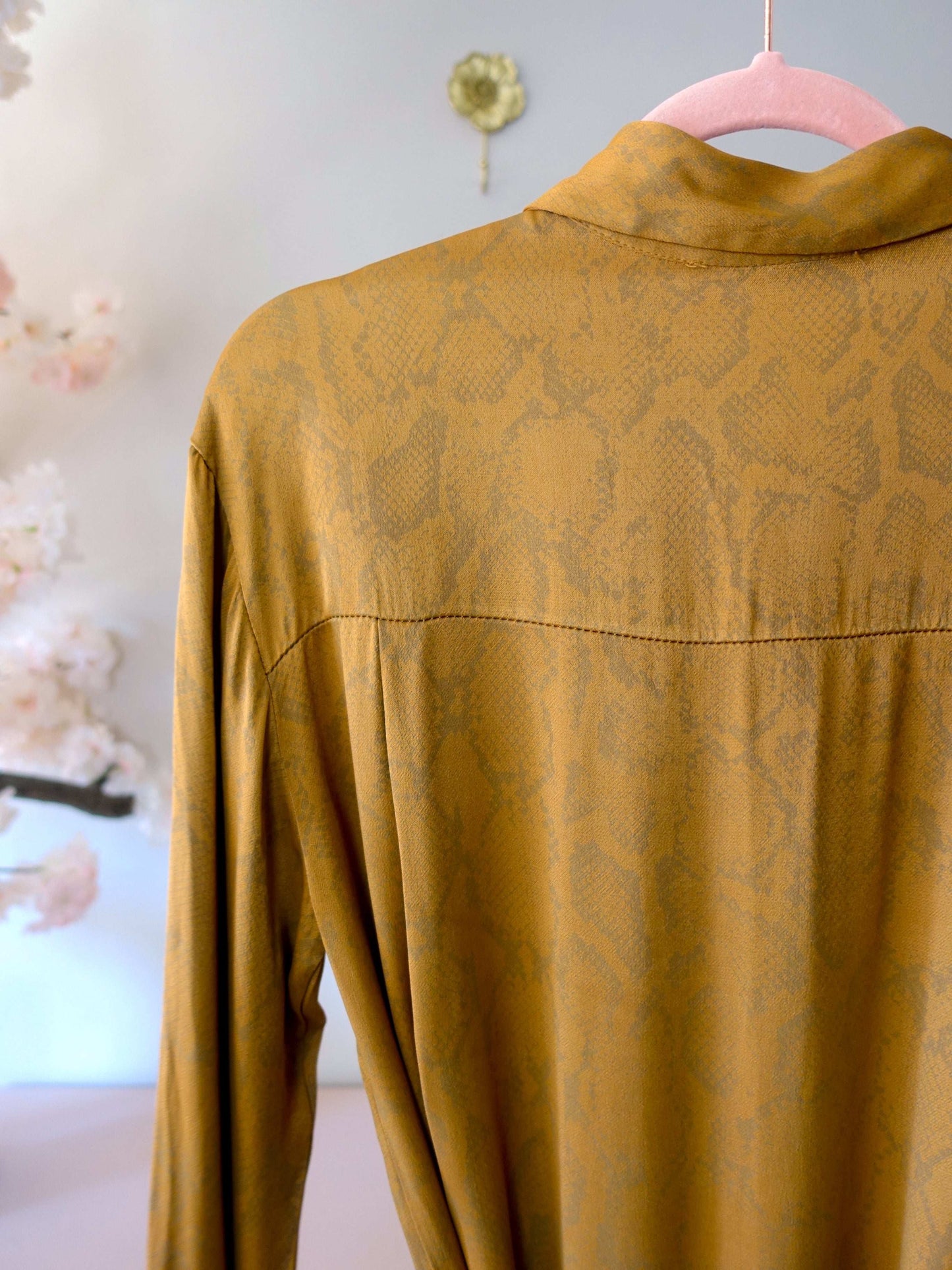 Aaiko satin maxi jurk golden caramel