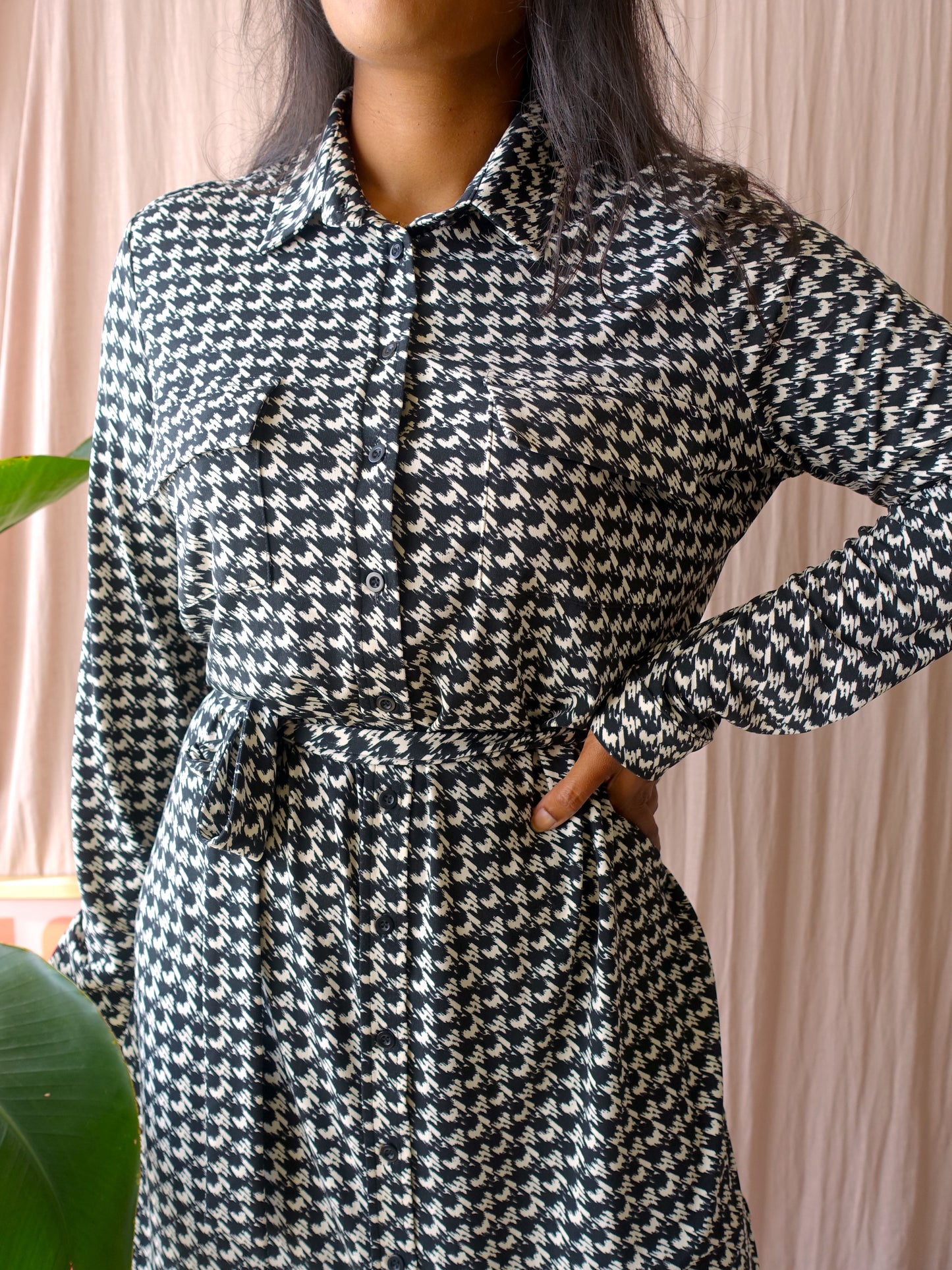 Andco woman pied de poule midi blousejurk zwart / wit