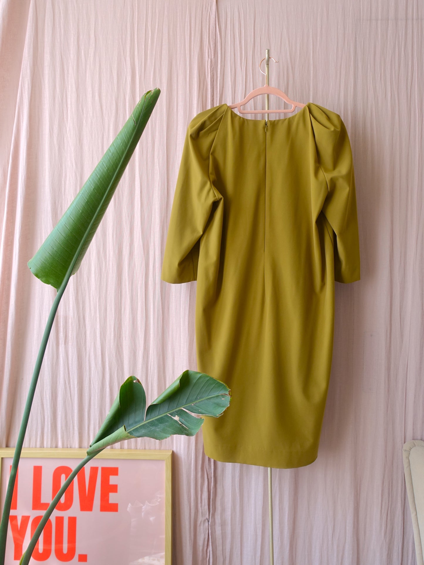 COS classy midi jurk met pofmouwen mosterd
