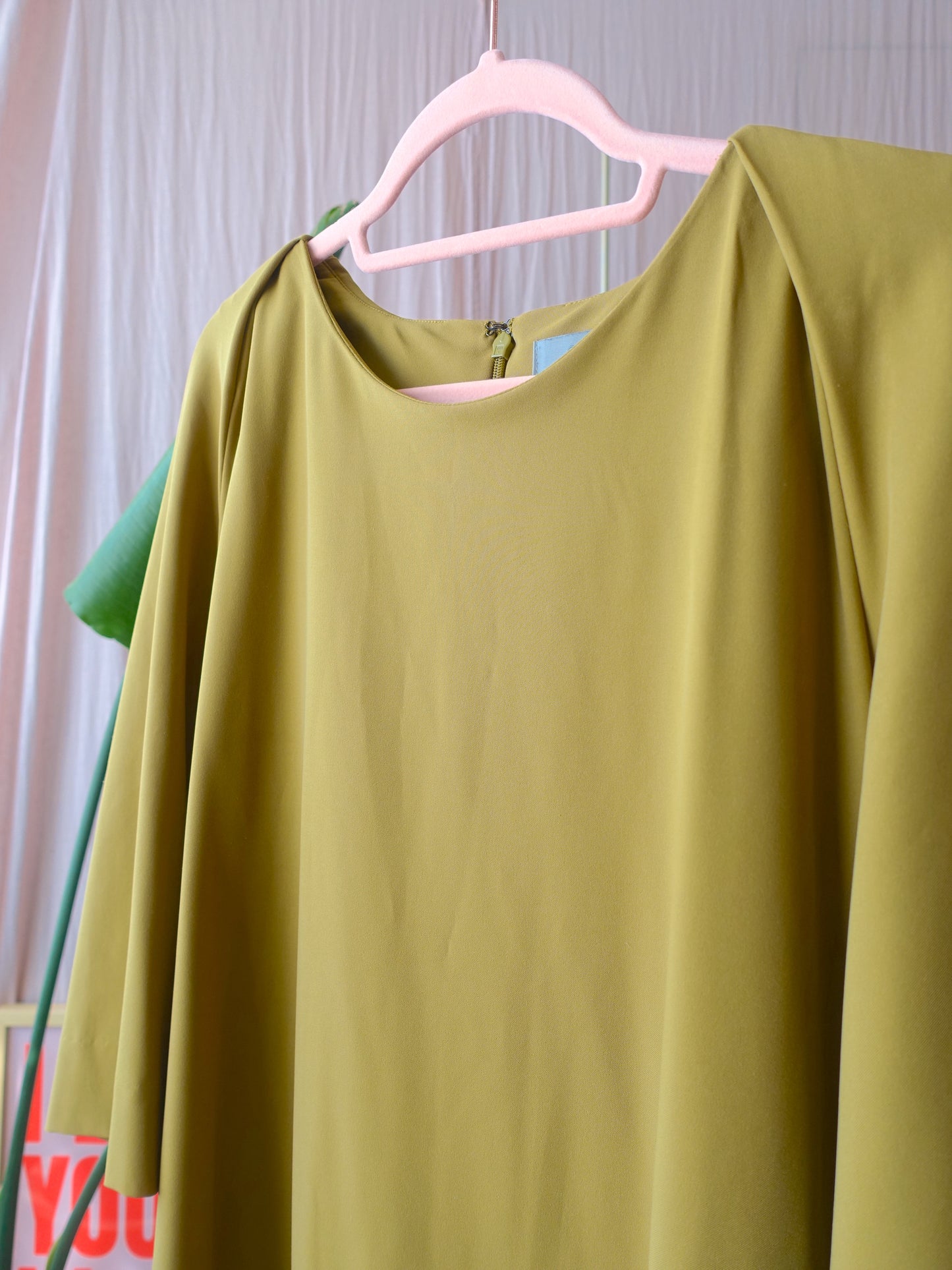 COS classy midi jurk met pofmouwen mosterd