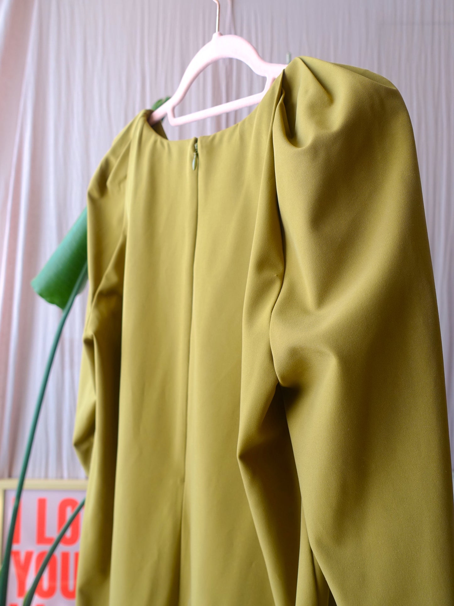 COS classy midi jurk met pofmouwen mosterd