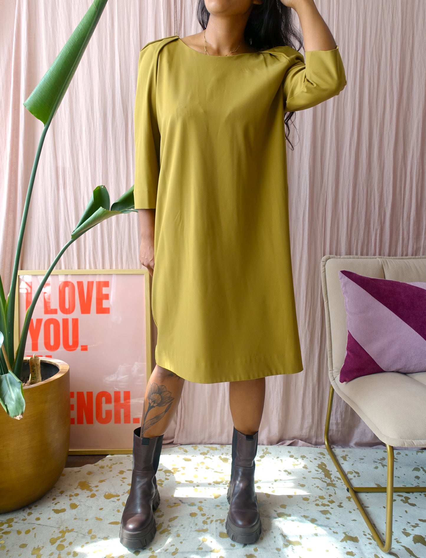 COS classy midi jurk met pofmouwen mosterd