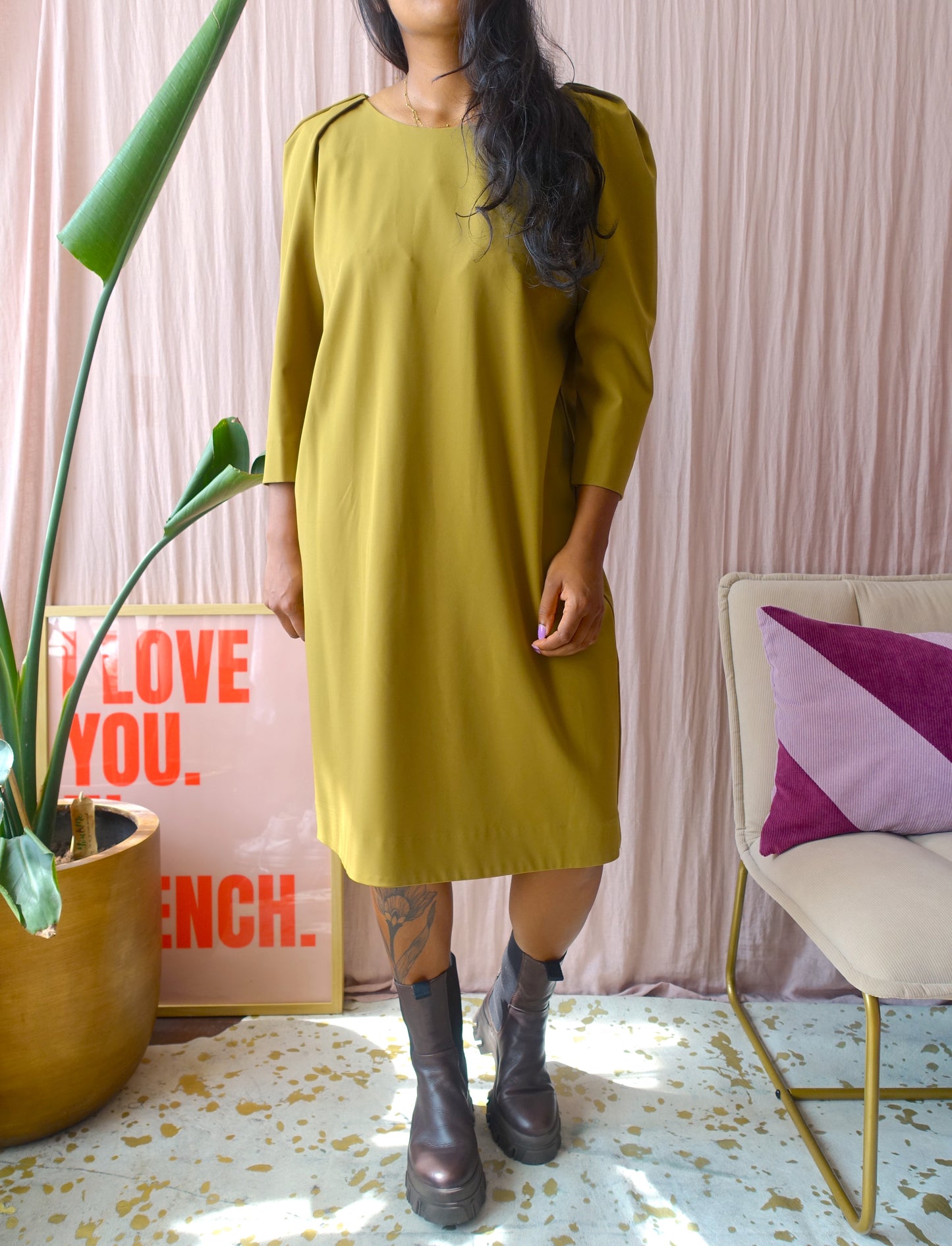 COS classy midi jurk met pofmouwen mosterd