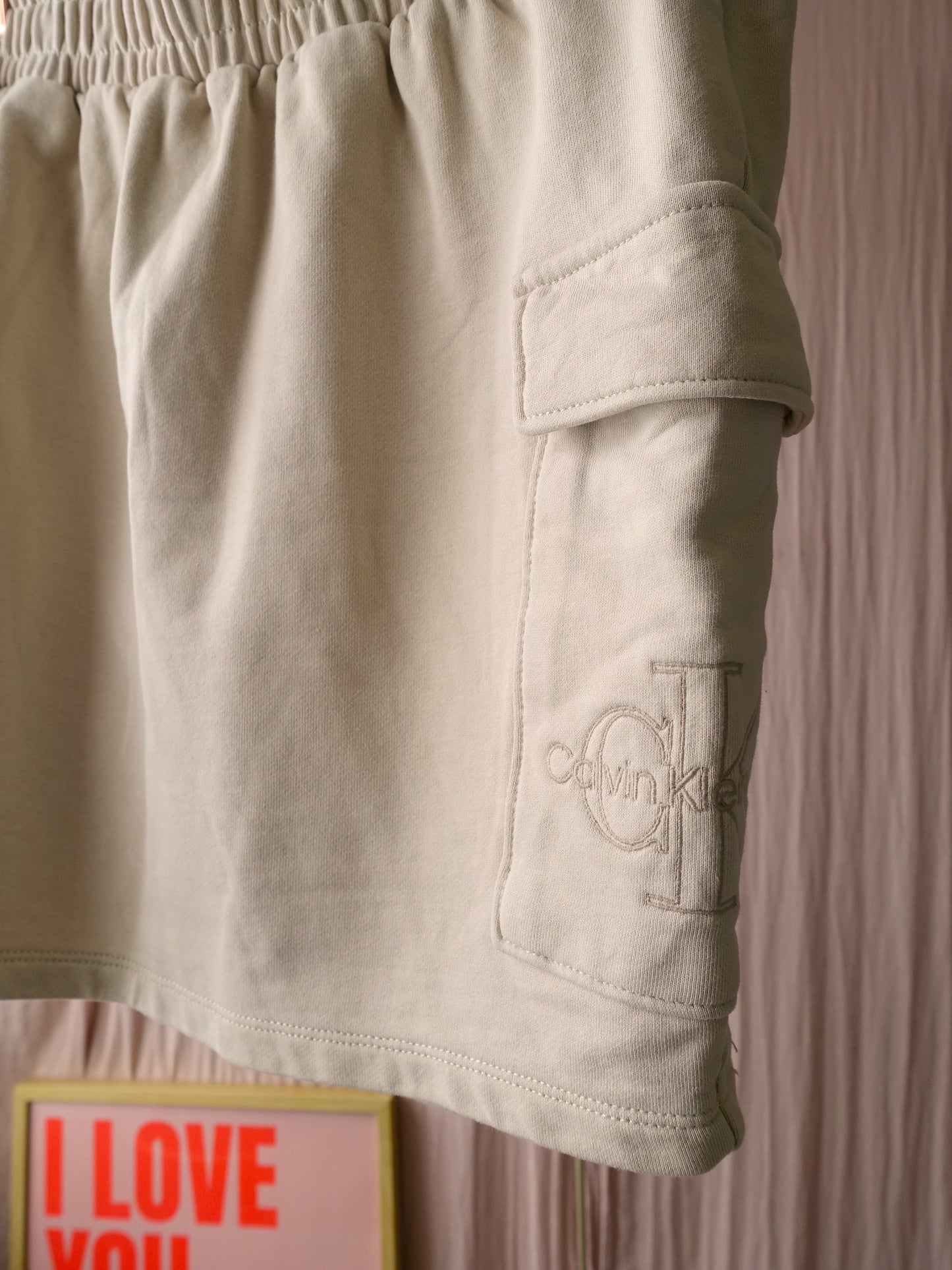 GRATIS BIJ BESTEDING V.A. €100 - Calvin Klein embroidered cargo skirt sand