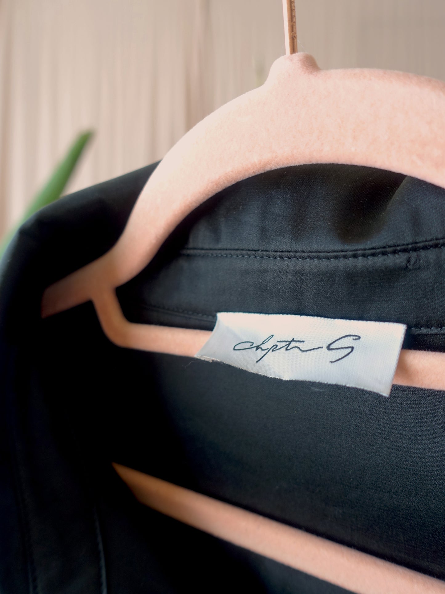 Chaptr-S essential satin blouse zwart