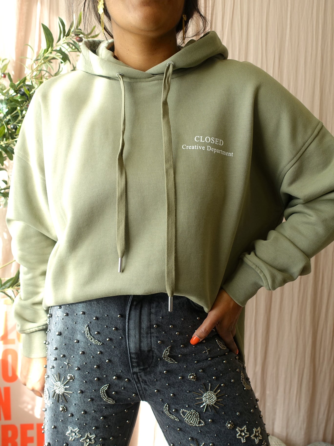 Closed relaxed fit hoodie dried basil