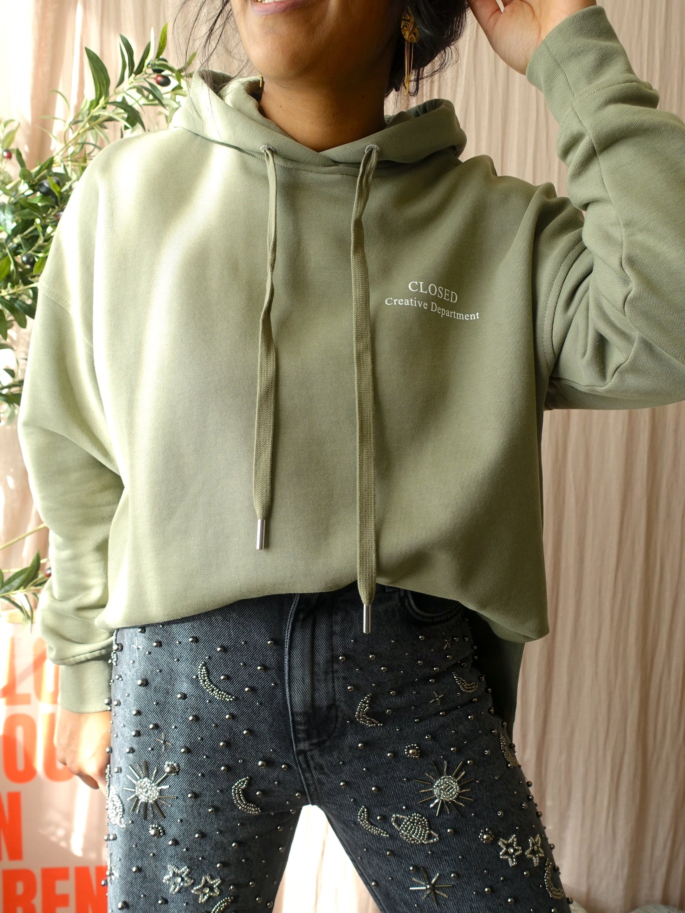 Closed relaxed fit hoodie dried basil