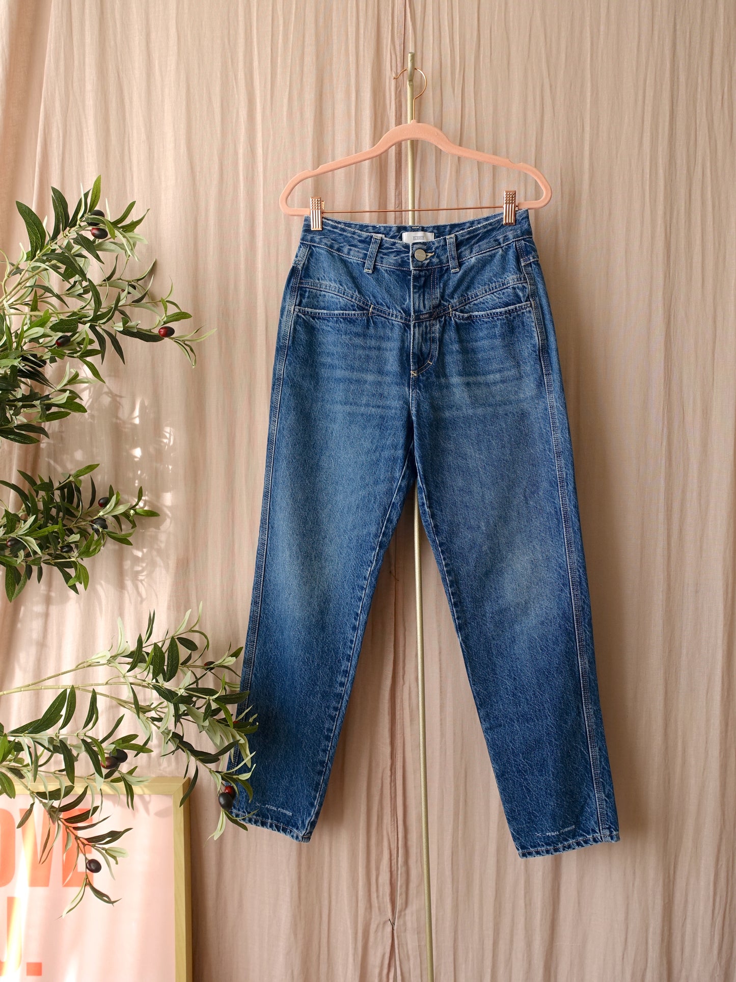 Closed pedal pusher relaxed fit jeans indigo