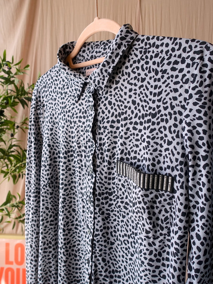 Studio Anneloes travel quality blouse leopard grijs