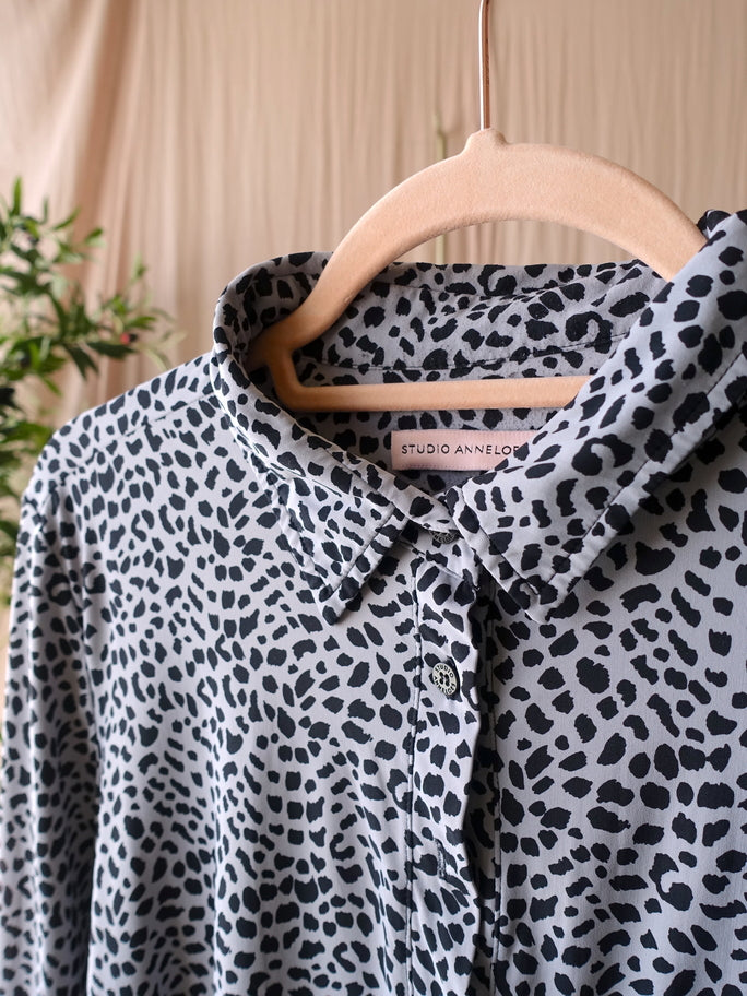 Studio Anneloes travel quality blouse leopard grijs