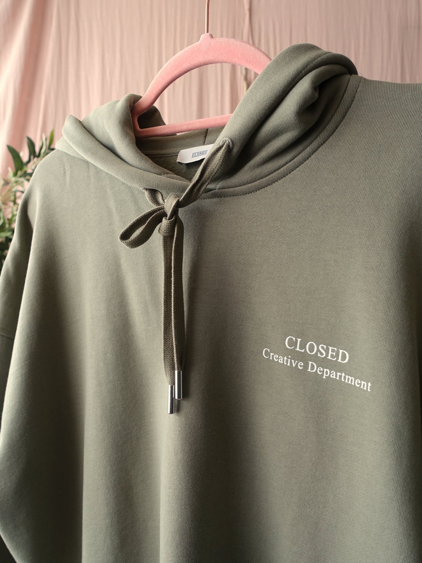 Closed relaxed fit hoodie dried basil