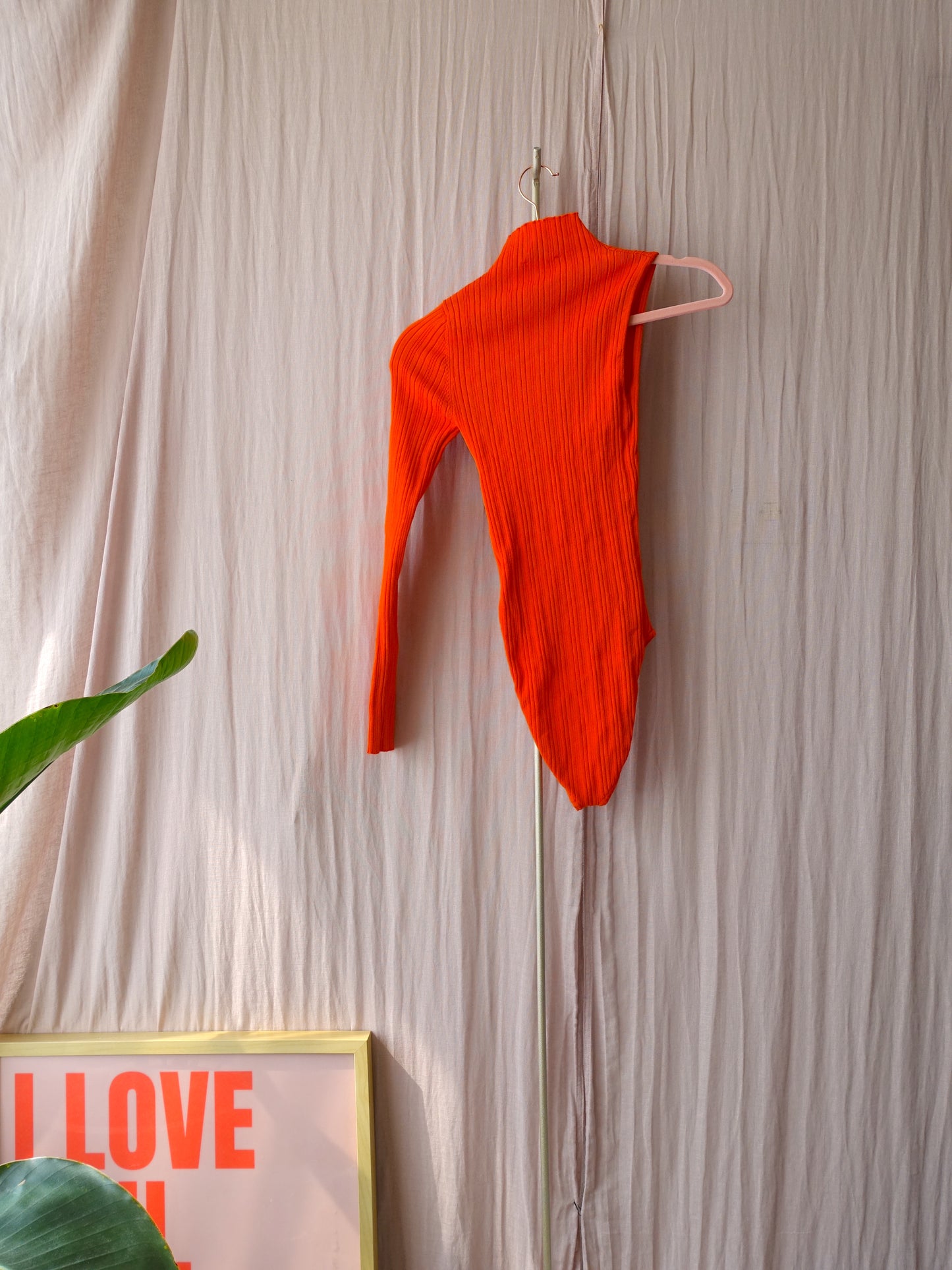 GRATIS BIJ BESTEDING V.A. €100 - Zara preloved one-sleeve top orange