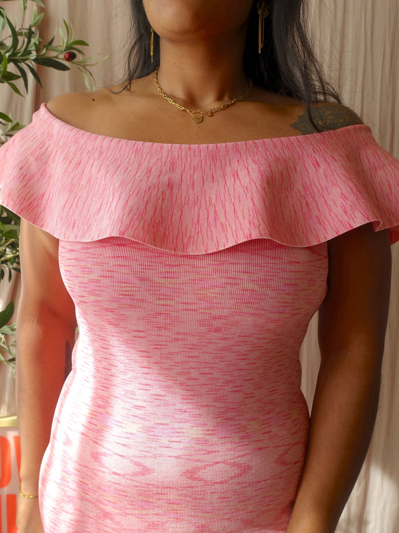 Guess jacquard offshoulder ruffle jurk cotton candy