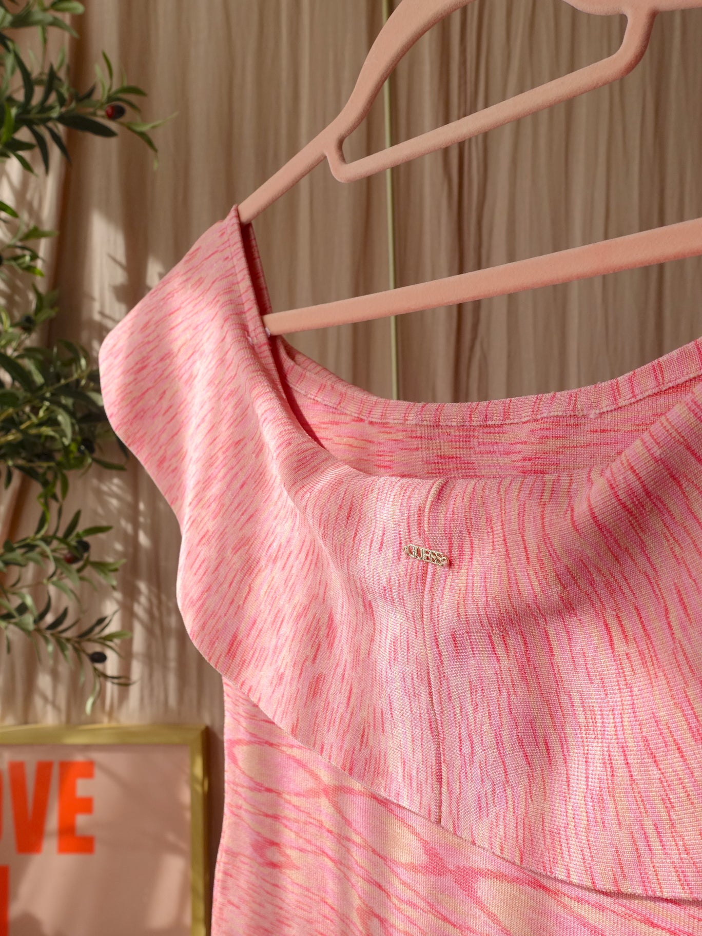 Guess jacquard offshoulder ruffle jurk cotton candy
