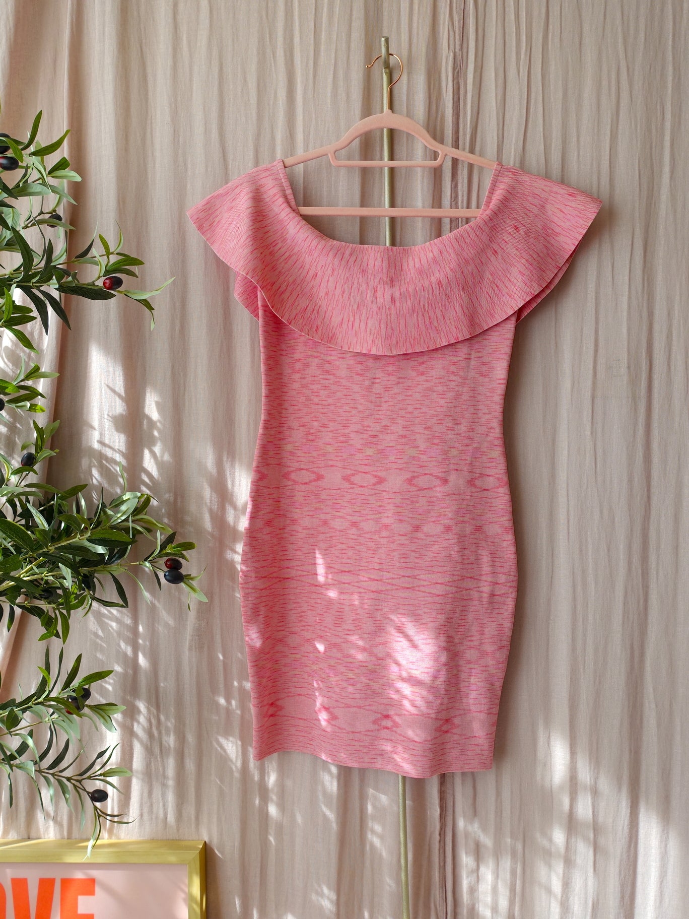 Guess jacquard offshoulder ruffle jurk cotton candy