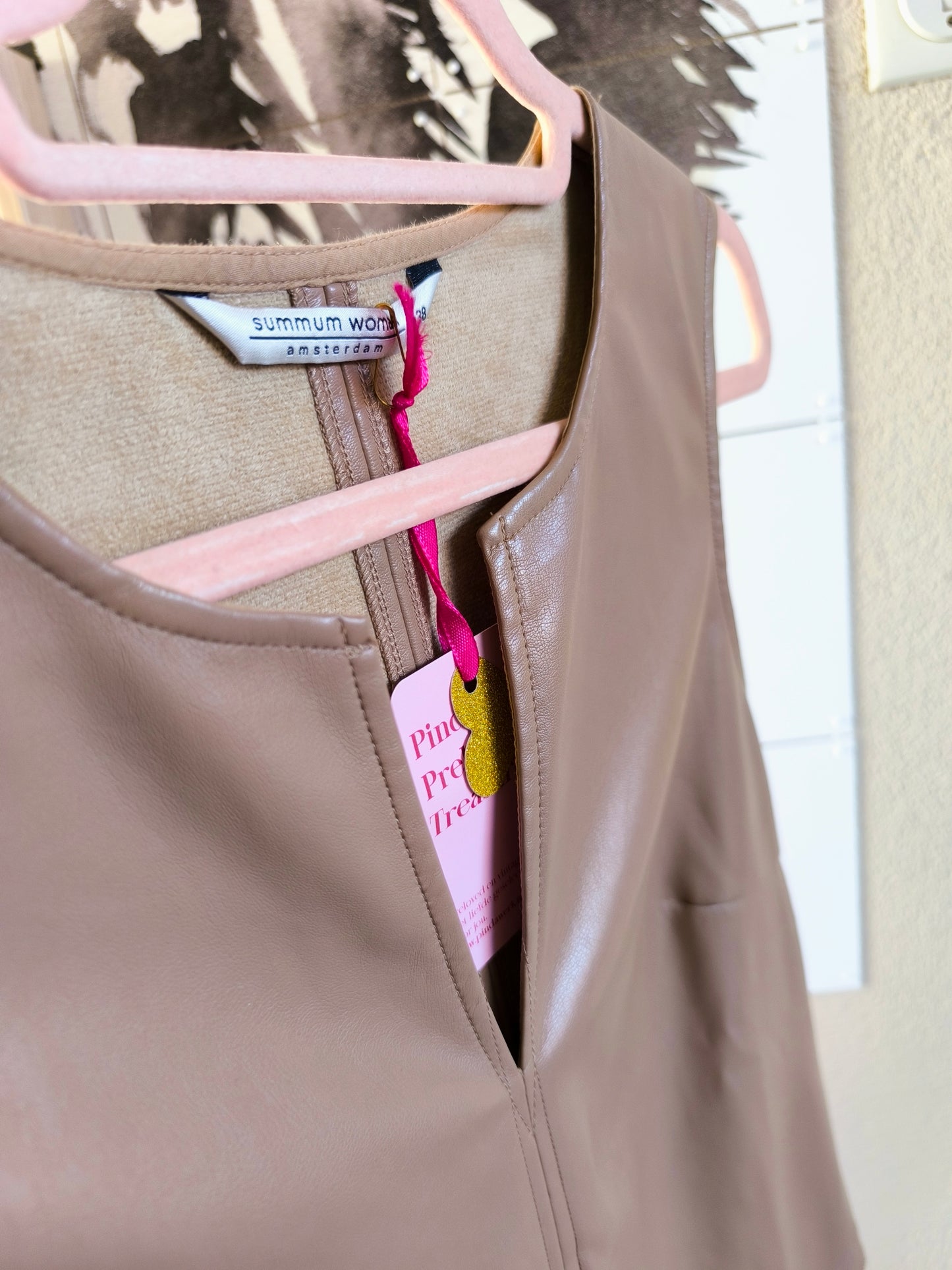 GRATIS BIJ BESTEDING V.A. €100 - Summum woman vegan leather top camel