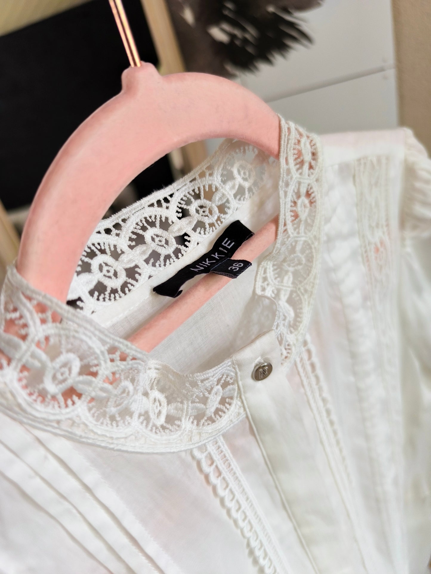 NIKKIE broderie anglaise ruffle jurk wit
