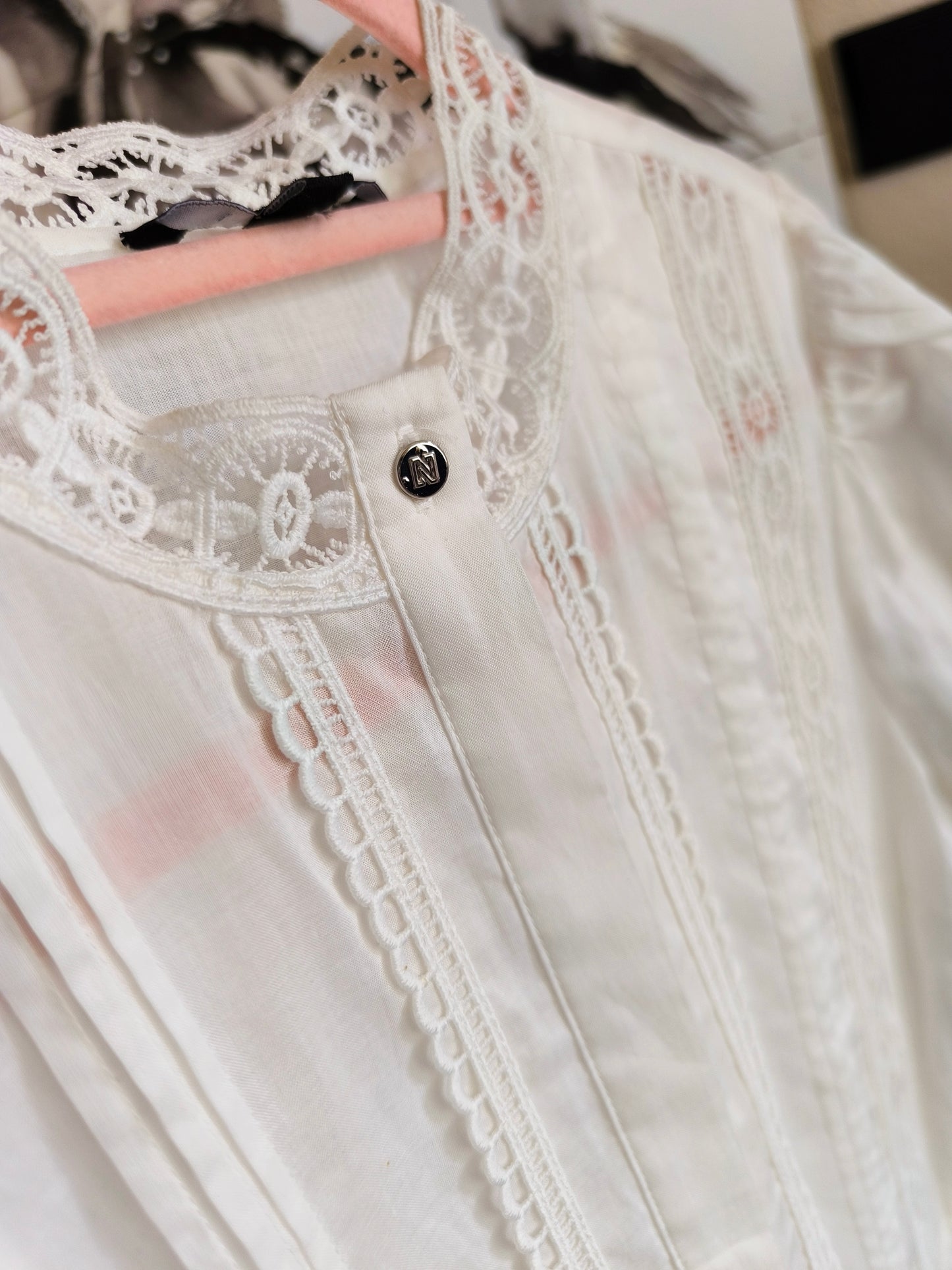 NIKKIE broderie anglaise ruffle jurk wit
