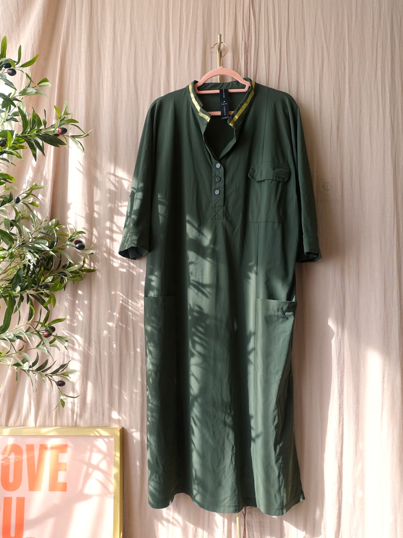 Jane Lushka travel quality midi jurk dark army