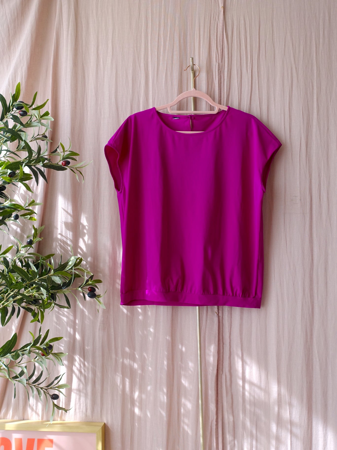 Jane Lushka travel quality tee magenta
