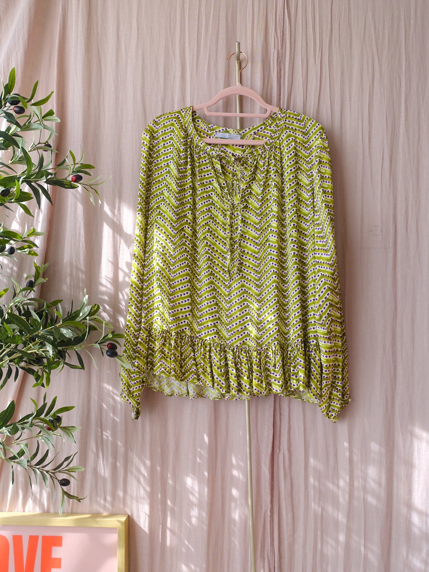Mondieux Madame peplum detail top lime