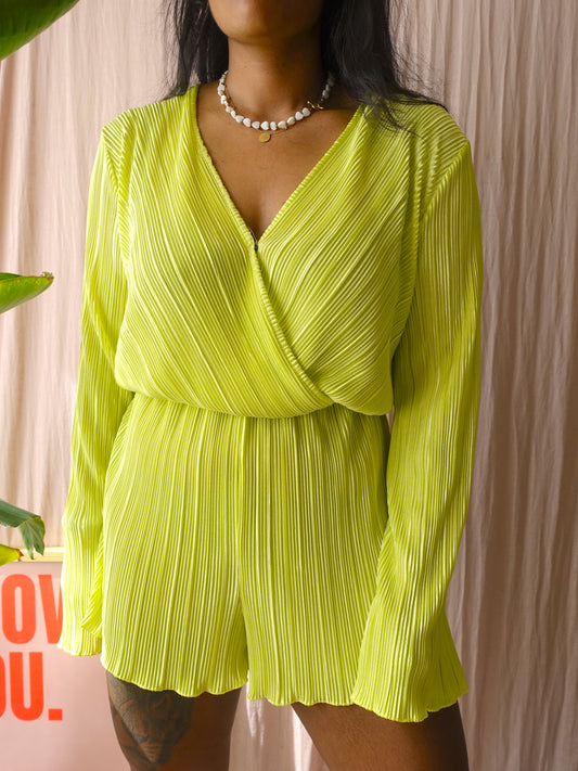 GRATIS BIJ BESTEDING V.A. €100 - Mostwanted ribbed satin playsuit alice lime