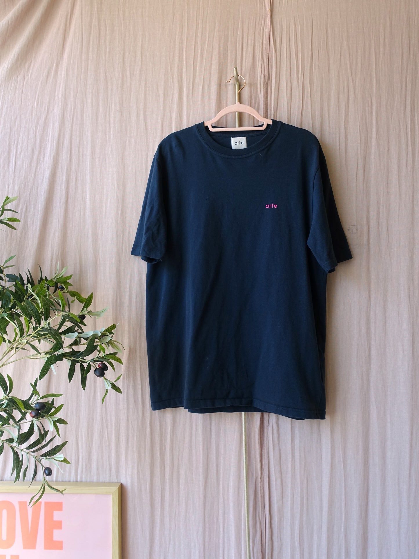 Heren - Arte Antwerp loose fit backprint runner tee navy