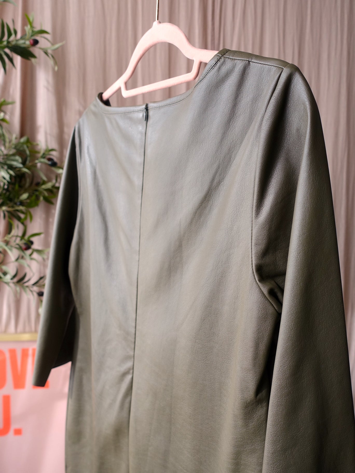 Anna van Toor vegan leather midi jurk mud