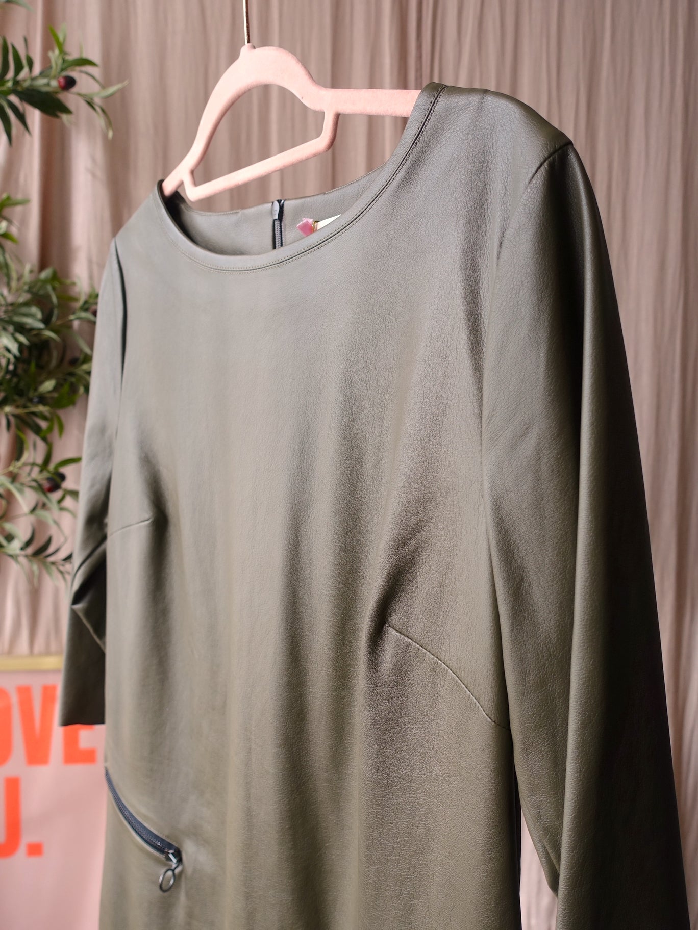 Anna van Toor vegan leather midi jurk mud