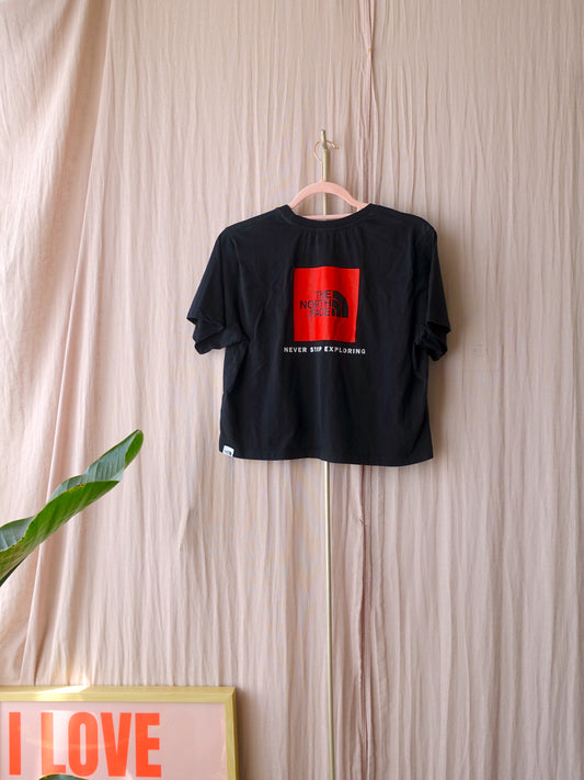 The North Face cropped backprint tee zwart