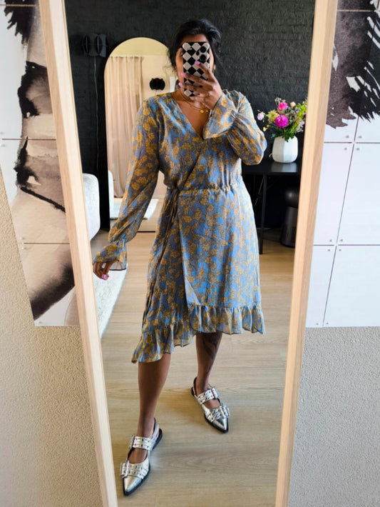 Freebird Zowy lurex ruffle jurk lichtblauw