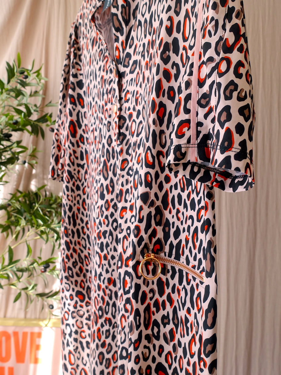 Jane Lushka travel quality leopard print jurk
