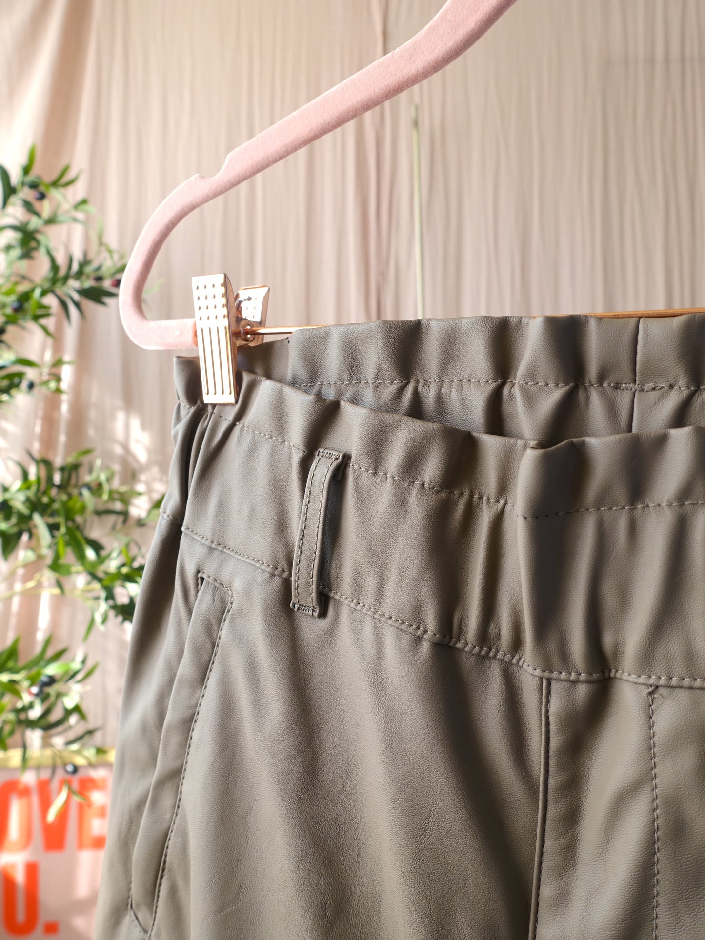 Knit-ted vegan leather slim fit pants taupe