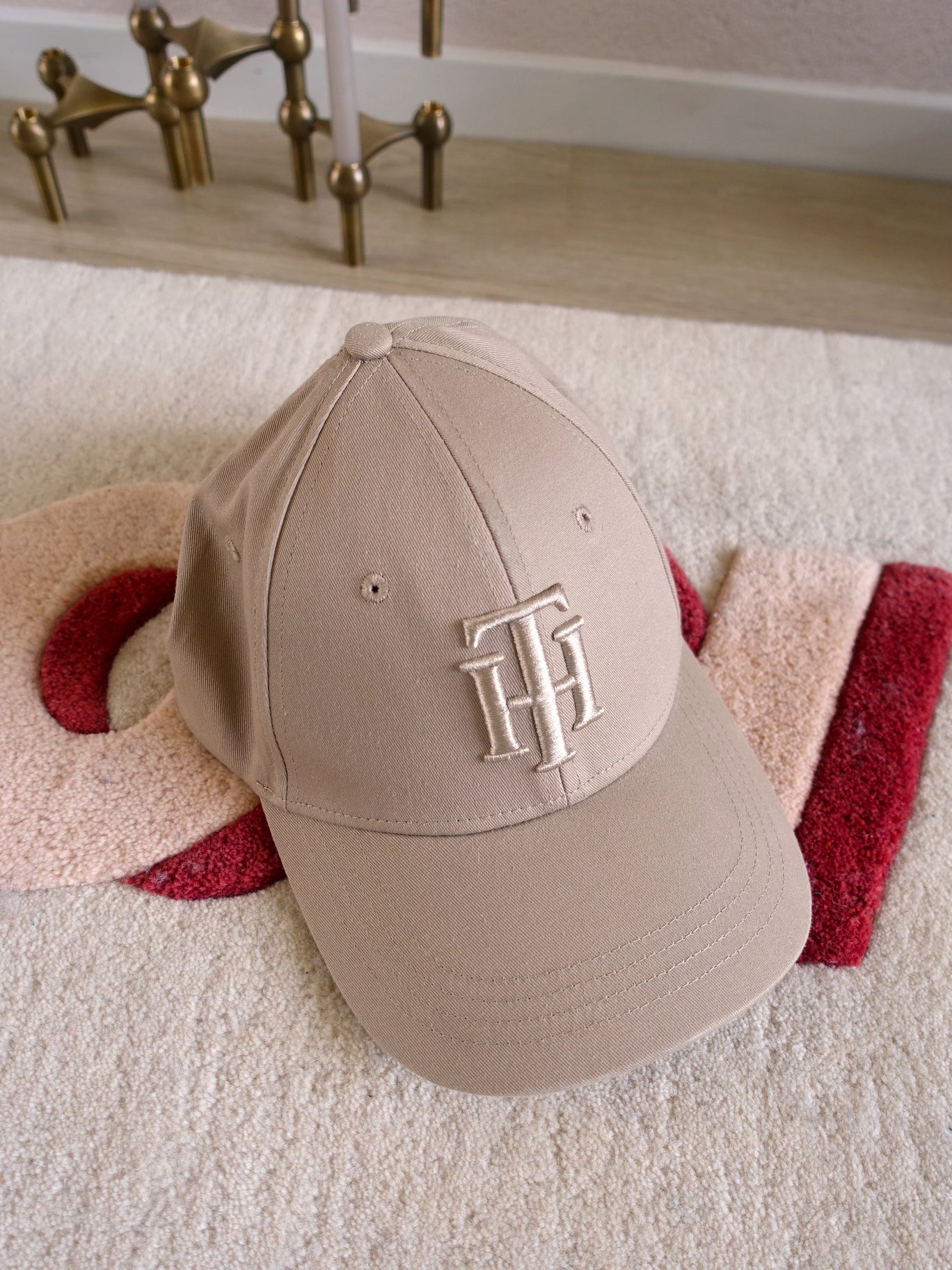 Tommy Hilfiger embroidered outline cap beige