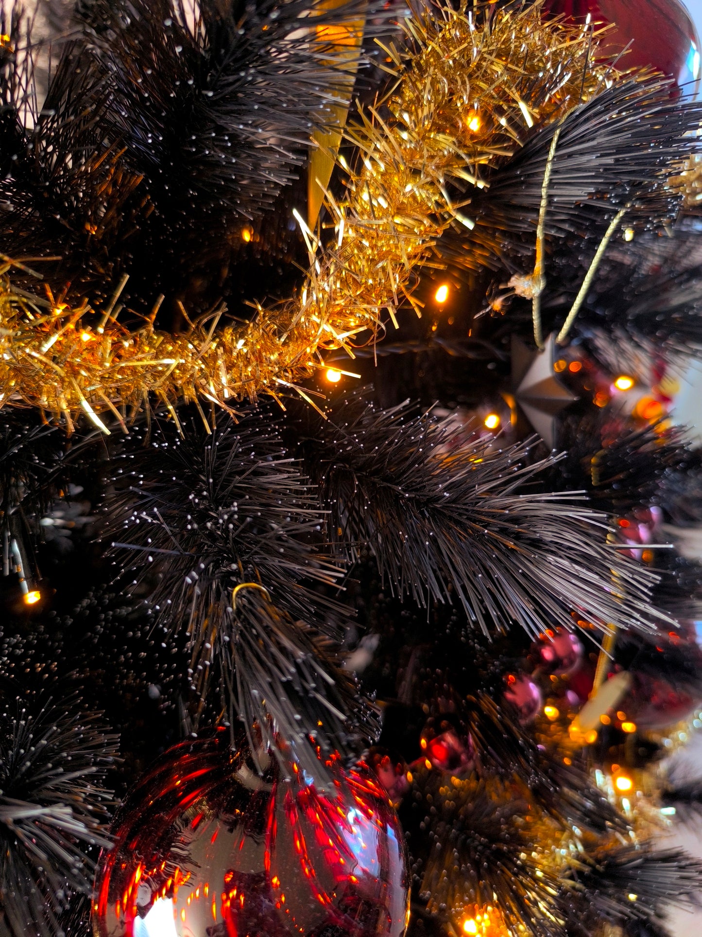 Triumph Tree Deluxe frosted kerstboom zwart