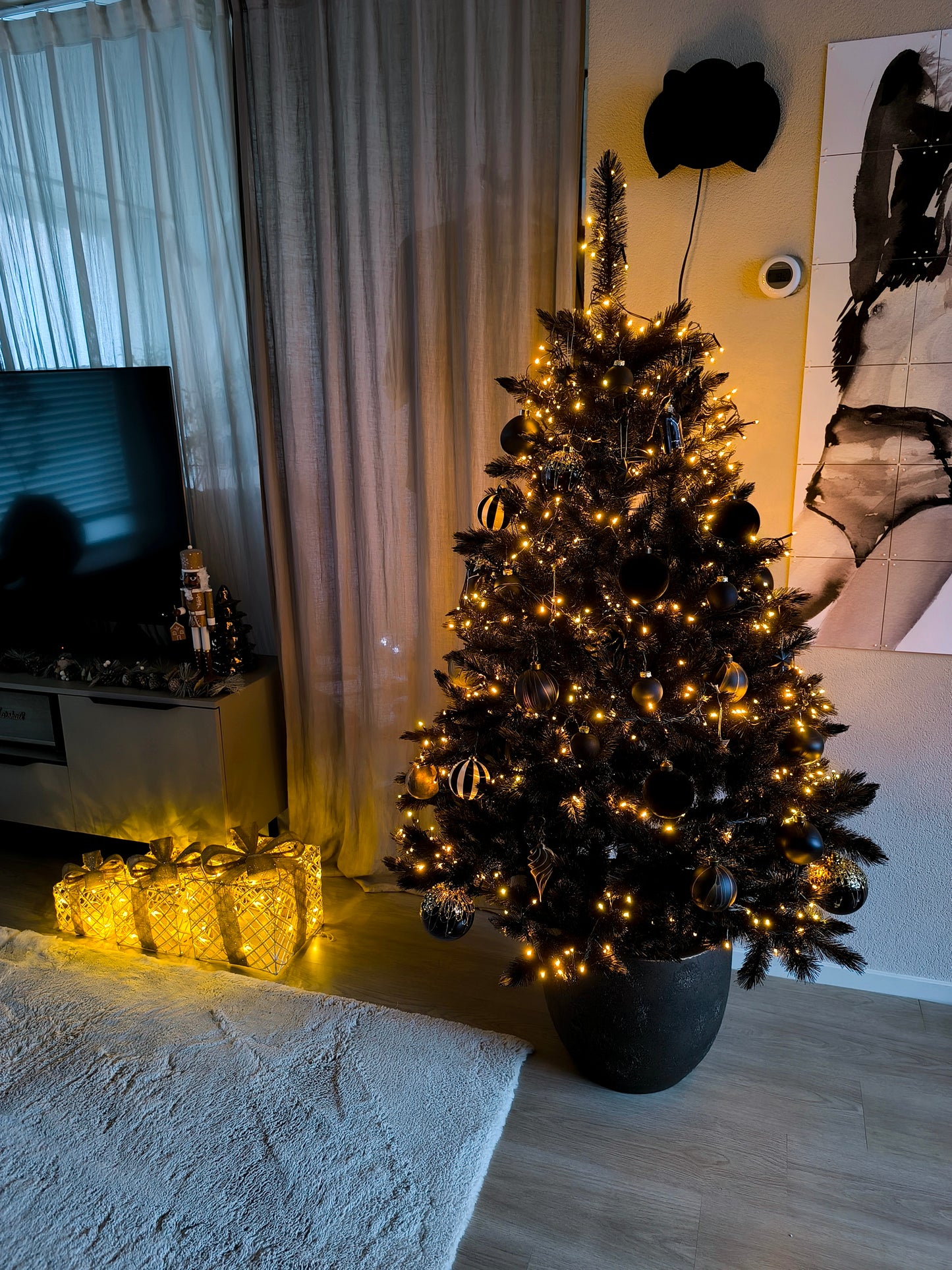Triumph Tree Deluxe frosted kerstboom zwart